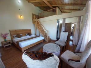 1 dormitorio con 1 cama y escalera de madera en Anmol paradise en Mukteswar