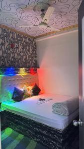 Habitación con cama con luces. en Relax Zone en Patna