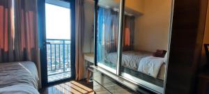 マニラにあるAIR Luxury Makati CBD with balconyのベッドルーム1室(ベッド1台付)、バルコニーが備わります。 +43枚の写真