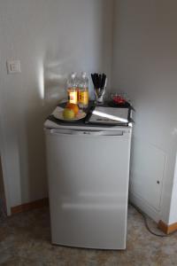 a small white refrigerator with a plate of fruit and drinks at Wirtshaus Rutihof in Gränichen