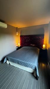- une chambre avec un lit et un mur en briques rouges dans l'établissement maison 3 chambres avec piscine, à Calvi