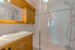 a bathroom with a sink and a shower at 3 chambres - Plan des Reines - Happy Rentals in Chamonix