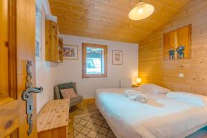 ein Schlafzimmer mit einem Bett in einer Holzhütte in der Unterkunft 3 chambres - Plan des Reines - Happy Rentals in Chamonix-Mont-Blanc