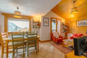 a kitchen and living room with a table and chairs at 3 chambres - Plan des Reines - Happy Rentals in Chamonix