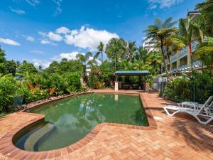 una piscina en medio de un complejo en Waterfront Terraces, en Cairns