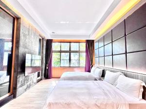 sypialnia z 2 łóżkami i dużym oknem w obiekcie Lake Mountain View Hotel w mieście Xinzhu