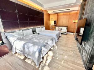 1 Schlafzimmer mit 2 Betten in einem Zimmer in der Unterkunft Lake Mountain View Hotel in Hsinchu