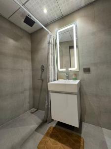 y baño con lavabo y espejo. en Sky stay, en Noida