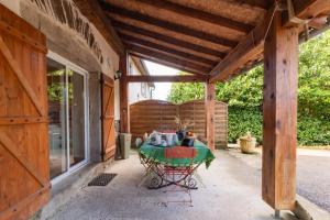 patio ze stołem i kubkami w obiekcie l'Oeil de Carcassonne w mieście Caudebronde