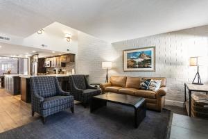 En sittgrupp på Stylish and Modern Park Ave Condo, Swimming Pool, 5 minutes to Main