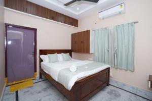 una camera con letto e porta scorrevole in vetro di Katyayani Serenity - Your Premium Homestay a Bhadrachalam