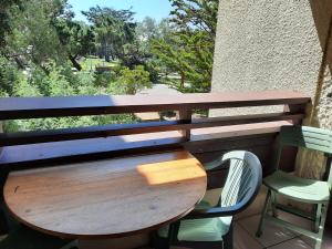 - Balcón con mesa de madera y 2 sillas en Appartement Seignosse, 2 pièces, 4 personnes - FR-1-239-813, en Seignosse