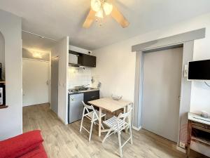 Kuchyňa alebo kuchynka v ubytovaní Appartement F2 avec balcon, proche des Thermes à Lamalou-les-Bains, Animaux Acceptés, Parking Gratuit - FR-1-451-166