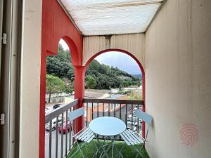 Balkón alebo terasa v ubytovaní Appartement F2 avec balcon, proche des Thermes à Lamalou-les-Bains, Animaux Acceptés, Parking Gratuit - FR-1-451-166