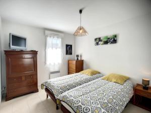 Posteľ alebo postele v izbe v ubytovaní Appartement F2 climatisé avec terrasse, parking privé, à 700m des Thermes de Lamalou-les-Bains - FR-1-451-168