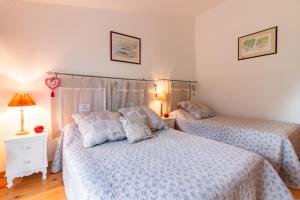 Łóżko lub łóżka w pokoju w obiekcie l'Oeil de Carcassonne