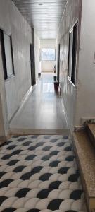 een hal met een tegelvloer in een gebouw bij Priya Prem peeth guest house ⁰ in Vrindāvan