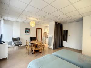 Posteľ alebo postele v izbe v ubytovaní Appartement au cœur de Lamalou-les-Bains, proche thermes et centre-ville, avec balcons et Wifi. - FR-1-451-172