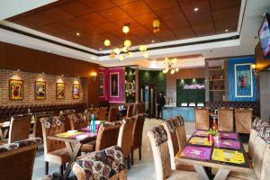 uma sala de jantar com mesas e cadeiras num restaurante em HOTEL IMPERIAL EXECUTIVE em Ludhiana