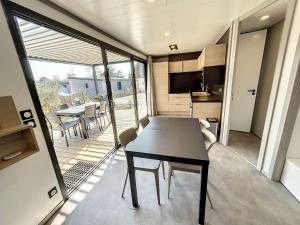 Zdjęcie z galerii obiektu Chalet VIP à Jullouville - 2 Chambres, Piscine Chauffée, Clim, WiFi, Proche Plage - FR-1-361-461 w mieście Jullouville-les-Pins