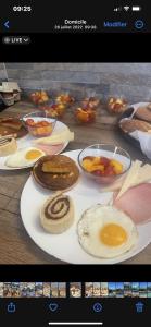 LacanOcéane Bed&Breakfast في لاكانو-أوسيان: صورة طاولة عليها طعام الافطار