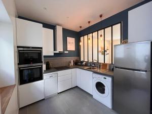 Kuchyňa alebo kuchynka v ubytovaní Maison 2 chambres avec cour privée, à 200m de la plage et proche commerces - Les Sables-d'Olonne - FR-1-197-557 + 10 fotografií