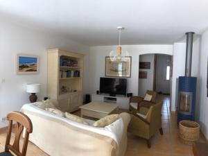 Televízia a/alebo spoločenská miestnosť v ubytovaní Maison Confortable à 500m de la Plage avec Wifi, Jardin et Terrasse - La Tranche-sur-Mer - FR-1-22-339