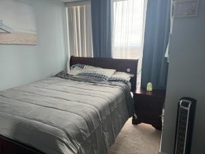 - une chambre avec un lit, un bureau et une fenêtre dans l'établissement Lovely 1 bedroom Condo Downtown Mississauga Square One, à Mississauga