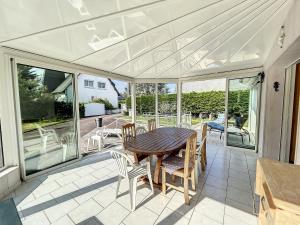Fotografia z galérie ubytovania Grande Maison Familiale à 100m de la Plage - Jardin, Véranda, Wifi et Confort Moderne - FR-1-361-466 v destinácii Jullouville-les-Pins
