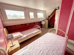 Fotografia z galérie ubytovania Grande Maison Familiale à 100m de la Plage - Jardin, Véranda, Wifi et Confort Moderne - FR-1-361-466 v destinácii Jullouville-les-Pins