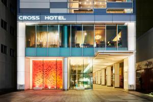 eine Ladenfront eines Gebäudes mit einem Kreuzhotel in der Unterkunft Cross Hotel Sapporo in Sapporo