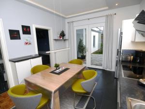 une cuisine avec une table en bois et des chaises jaunes dans l'établissement Fischer 2 Modern retreat, à Zinnowitz