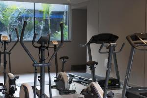 - une salle de sport avec plusieurs vélos d'exercice dans l'établissement Hotel Casa Hintze Ribeiro, à Ponta Delgada