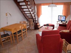 uma sala de estar com uma mesa e uma sala de jantar em Holiday house on the Diek em Bockhorn