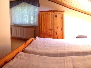 uma cama com uma estrutura de madeira num quarto em Holiday house on the Diek em Bockhorn