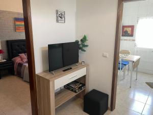 Casa Vila Sao & Pompeia في سيسيمبرا: غرفة معيشة مع تلفزيون بشاشة مسطحة على منصة