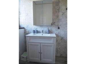 ein Badezimmer mit einem weißen Waschbecken und einem Spiegel in der Unterkunft Yellow House Modern Retreat in Český Jiřetín