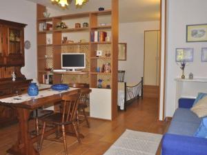 ein Wohnzimmer mit einem Esstisch und einem TV in der Unterkunft Lubagnu Vacanze in Castelsardo
