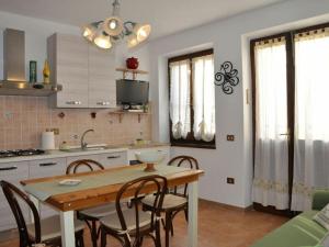 eine Küche mit einem Holztisch und Stühlen in der Unterkunft Lubagnu Vacanze in Castelsardo