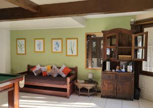 Pousada New Paradise في بوزيوس: غرفة بسرير وطاولة بلياردو
