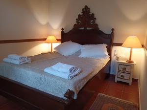 ein Schlafzimmer mit einem Bett mit Handtüchern darauf in der Unterkunft Cerca de Barcelona SUITE 2 hb sala de estar piscina No hay cocina Bed&Breakfast 