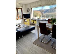 施馬倫貝格的住宿－Deimann Modern retreat，客厅配有沙发和桌子