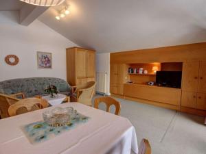 uma sala de estar com uma mesa e um sofá em Kienberg Comfortable holiday residence em Inzell