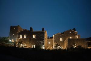 un viejo castillo de noche con un cielo azul en Alika Resort, en Álika