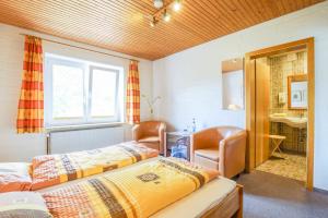 
Ein Bett oder Betten in einem Zimmer der Unterkunft Hotel Lindenkrug
