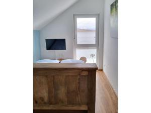 1 dormitorio con cama y ventana en Holiday home Pippa Comfortable holiday residence, en Mücheln