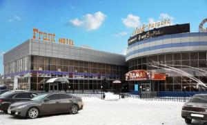 un gran edificio con coches estacionados frente a él en Frant-Hotel Palacе, en Volgograd