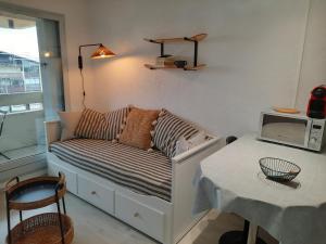 Posedenie v ubytovaní Studio rénové Seignosse, à 2 min de la plage, balcon sud, proche commerces et parc aquatique - FR-1-239-871
