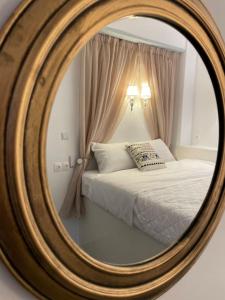Spiegelreflexion eines Bettes in einem Schlafzimmer in der Unterkunft Evdokia's House Amorgos-Chora in Amorgós