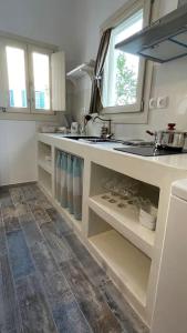 uma cozinha com um lavatório e uma bancada em Evdokia's House Amorgos-Chora em Amorgós